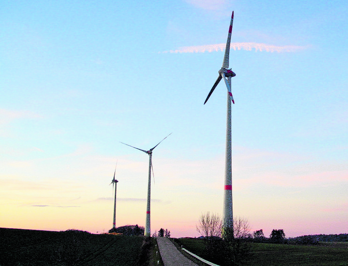 Sechs Windkraftanlagen stehen bereits oberhalb von Kucha, Richtung Eismannsberg können nun zwei dazukommen. Foto: Blinten