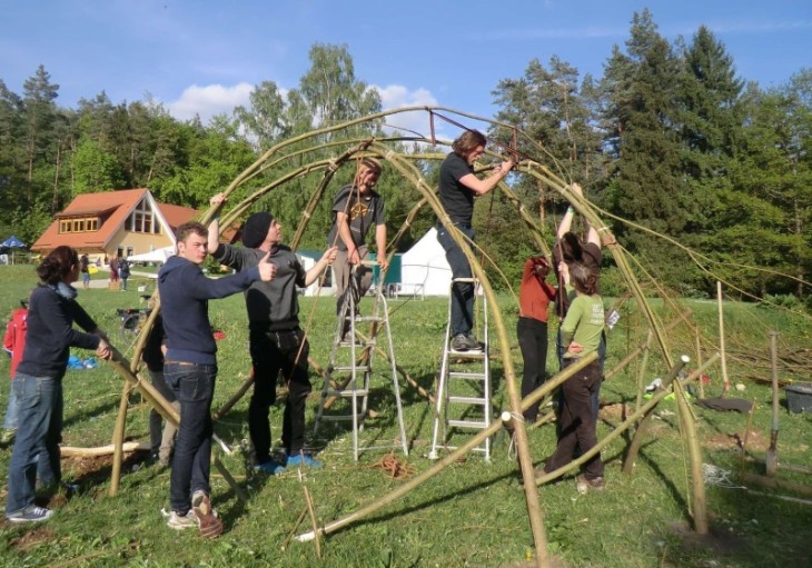 Dank der Mithilfe der Gäste entstand ein lebendiger Weidendom auf dem Gelände der Edelweißhütte. Foto: privat