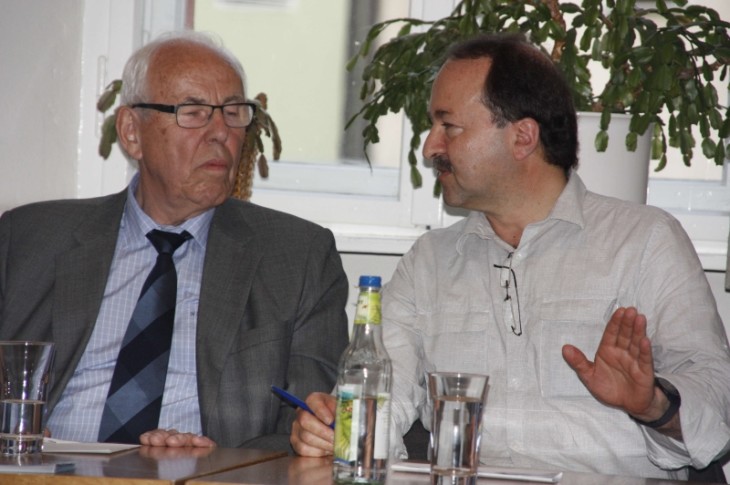 Dr. Helmut Ritzer, Moderator Georg Escher (Bild), Dr. René Tomingas und Fritz Körber sprachen über die Ukraine-Krise. Foto: A. Pitsch