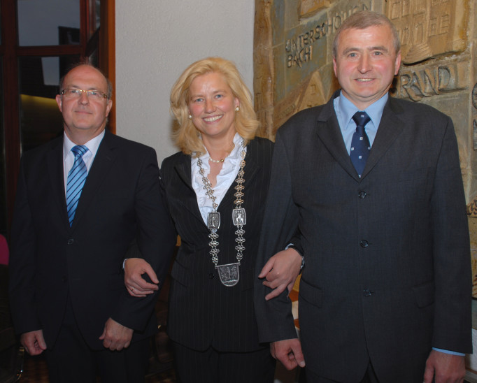 Mit Amtskette und ihren Stellvertretern Reinhard Zeiß (links) sowie Günter Fensel (rechts): Ilse Dölle ist die neue Rathauschefin. Fotos: Krieger