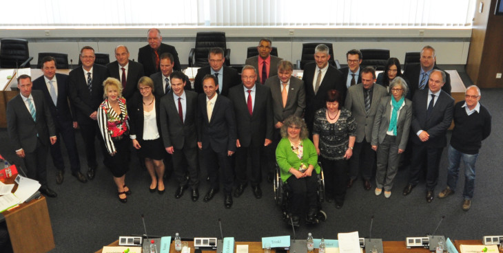 Die 23 frisch vereidigten neuen Kreisräte im Nürnberger Land mit Landrat Armin Kroder (links). Foto: Chemnitz