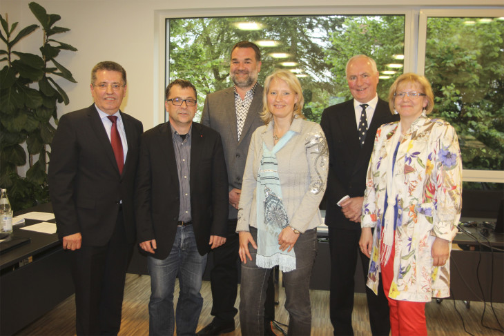 Bürgermeister Odörfer (links) stehen ab sofort 2. Bürgermeister Ernst Bergmann (2. v. l. ) und Dr. Johann Pöllot (2. v. r. ) zur Seite. Neu im Stadtrat sind Michael Gleiß und Cordula Breitenfellner (3. u. 4. v. l. ), beide wurden zu Beginn der konstituierenden Sitzung vereidigt. Ebenfalls neu als Stadträtin gewählt ist Christa Wild (rechts), die bereits seit 2008 als Eismannsberger Ortssprecherin an Stadtratssitzungen teilnimmt. Foto: Blinten
