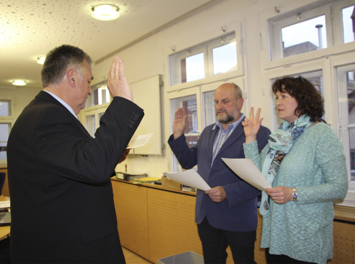 Machten das Rennen als Stellvertreter für Ersten Bürgermeister Konrad Rupprecht (links): Zweite Bürgrmeisterin Katharina von Kleinsorgen und dritter Bürgermeister Gerd Steuer (Mitte) bei der Vereidigung. Foto: Spandler