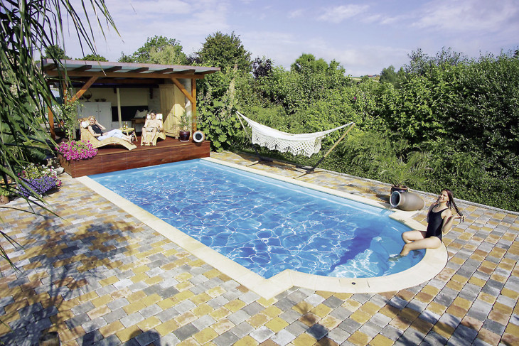 Wer sich jederzeit angenehme Temperaturen im Pool wünscht, kann das Becken mit einer Wärmepumpe besonders günstig beheizen