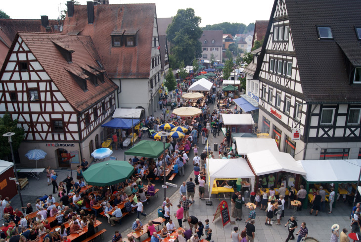 Hauptstraße und Pfinzingstraße wurden beim Bürgerfest zur gemütlichen Feiermeile.