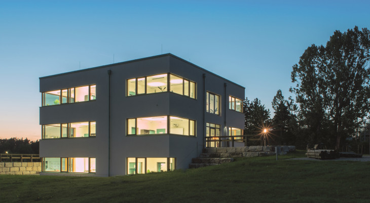Das neue Gebäude der Monte-FOS an der Beethovenstraße in Lauf. Der vierte Jahrgang absolvierte jetzt sein Fachabitur. Ein Grund auch mit, dass die private Schule jetzt die sehr begehrte staatliche Anerkennung erhielt. Foto: Schober