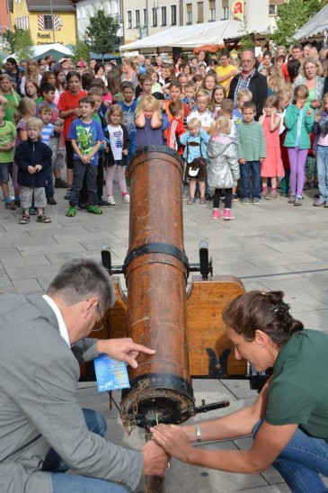 Tradition muss gepflegt werden: zur Eröffnung des Altdorfer Altstadtfestes gehört der Abschuss der Bonbonkanone von Schausteller Bruckner, Bürgermeister Erich Odörfer durfte Feuerwerker spielen.