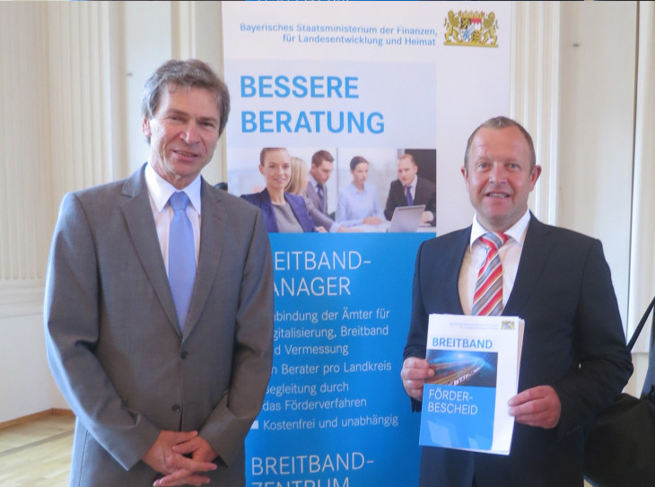 Kirchensittenbach erhielt den Förderbescheid als erste Kommune im Landkreis Nürnberger Land. Es freut sich 1. Bürgermeister Klaus Albrecht, links Breitband-Manager Ernst Grünbeck. Foto: privat