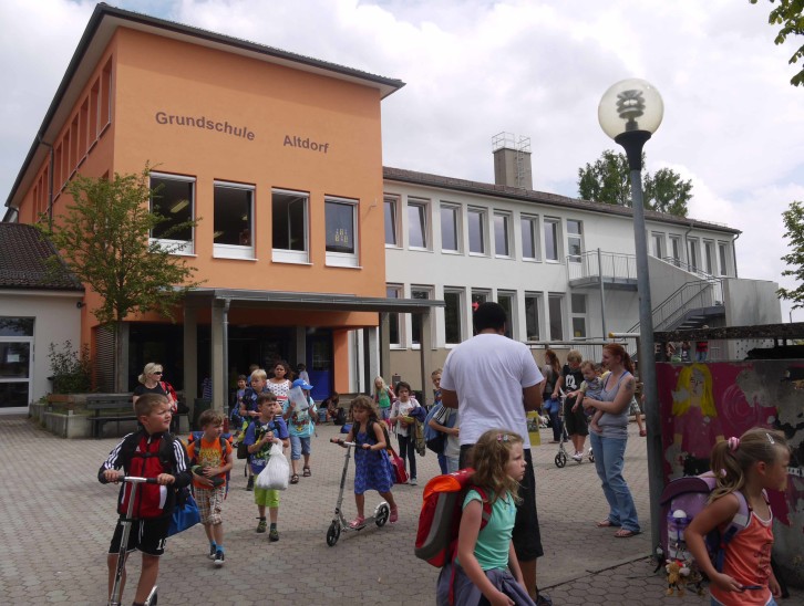 Manche der Altdorfer Grundschüler konnten es nicht eilig genug haben, der Schule für ein paar Wochen den Rücken zu kehren. Foto: Klüpfel