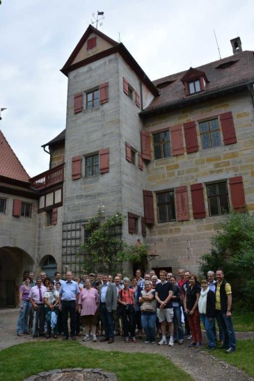 Gruppenbild mit Gästen im Innenhof der Burg Grünsberg. Auf dem eingeklinkten Bild Burgherrin Freifrau Rotraud von Stromer-Baumbauer mit Bürgermeister Erich Odörfer