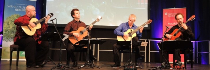 Bereits zum dritten Mal war das Los Angeles Guitar Quartet mit Scott Tennant, John Dearman, William Kanengiser und Matthew Greif Gast des Internationalen Gitarrenfestivals Hersbruck. Die Erwartungen an die Grammy-Gewinner in der Dreifachturnhalle waren hoch und wurden nicht enttäuscht. Foto: Rudolf Pflaumer