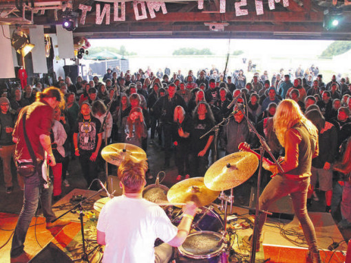 „Mother Engine“ zeigten vollen Einsatz bei den „Two days of love and peace and loud music“.
