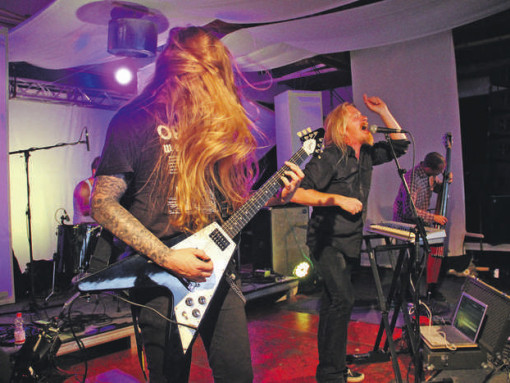 Die Besucher rockten mit beim Auftritt von „Earls of Mars'.