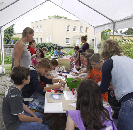 Inklusives Basteln im Pausenhof des Wichernhauses Altdorf