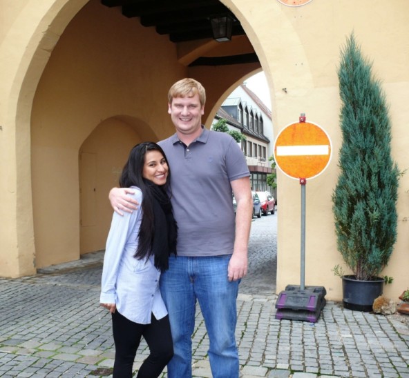 Freie Fahrt für ein gemeinsames Leben in Deutschland oder Endstation? Jina Virgen und Toni Meyer vor dem Nürnberger Tor in Hersbruck. Wenn die mexikanische Architektin nicht bald eine Stelle findet, muss sie zurück in ihr Heimatland. Foto: K. Bub