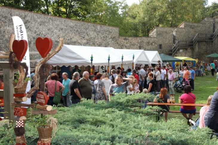 Drangvolle Enge herrschte bei den Ständen entlang der Burgmauer. Foto: K. Möller