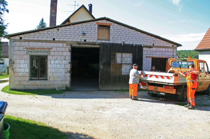 Die Gemeindearbeiter vor dem Engelthaler Bauhof, einer umgebauten Werkstatt und einem Lagerraum einer ehemaligen Zimmerei. Der Neubau wird auf dem gemeindlichen Grundstück im Gewerbepark entstehen. Foto: D. Haas