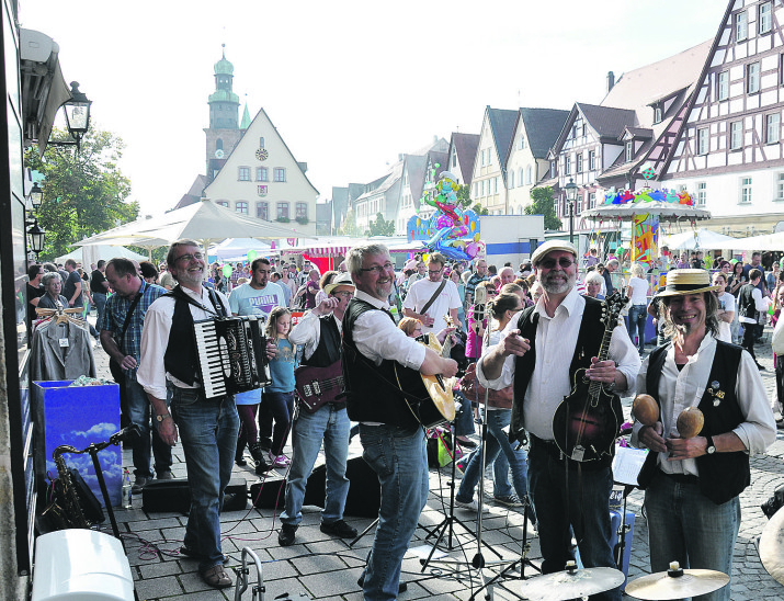 Linkes Bild: Der Brunnen am oberen Marktplatz war ein schönes Plätzchen, nicht nur für Kinder. – Rechts: Die vielfältige Straßenmusik machte Laune, hier: „Moonlight Crisis“ aus Schwabach.