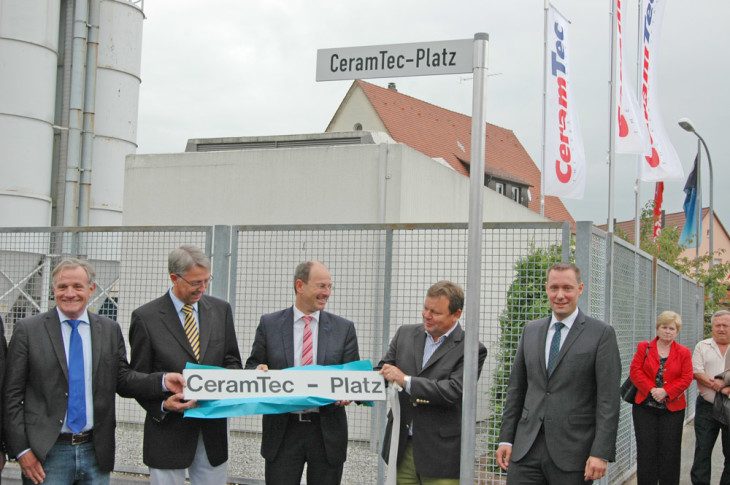 Bürgermeister Benedikt Bisping (Mitte) und der Geschäftsführer von Ceramtec, Ulf-Dieter Zimmermann (2. v. rechts) enthüllen das neue Straßenschild. Fotos: Kirchmayer