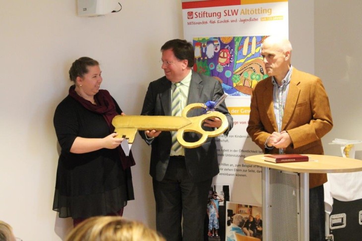 Schlüsselübergabe von Ralph Müller (rechts) an Norbert Clausen (Mitte) und Julia Lauterbach