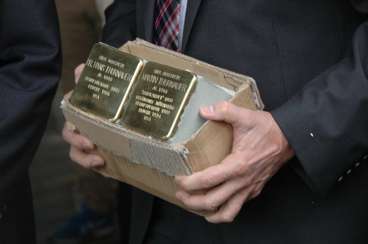 Diese Stolpersteine wurden in den Bürgersteig vor dem Ceramtec-Haupteingang eingelassen.