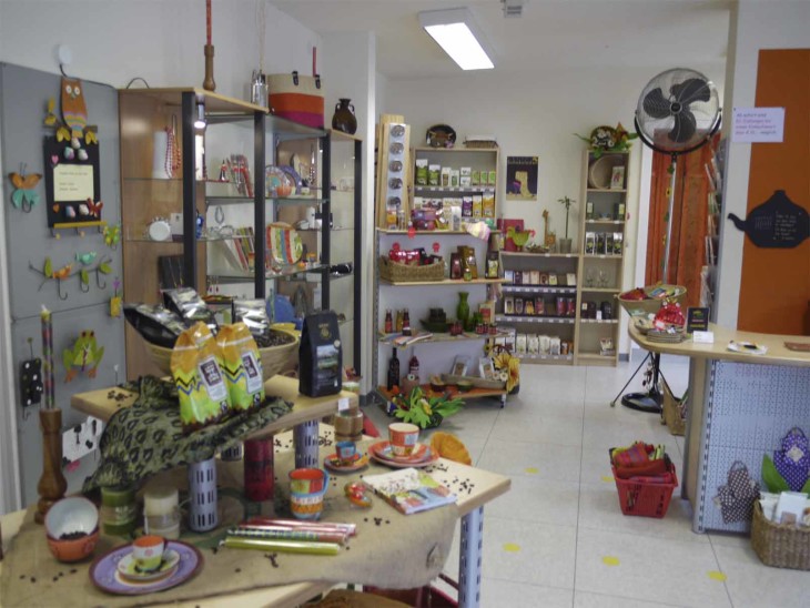 „Der Faire Jakob“ bietet eine vielfältige Produktauswahl von Kaffee und Tee über Schokolade und Snacks bis hin zu Schmuck, Textilien und weiteren Handwerksartikeln an. Foto: Istel