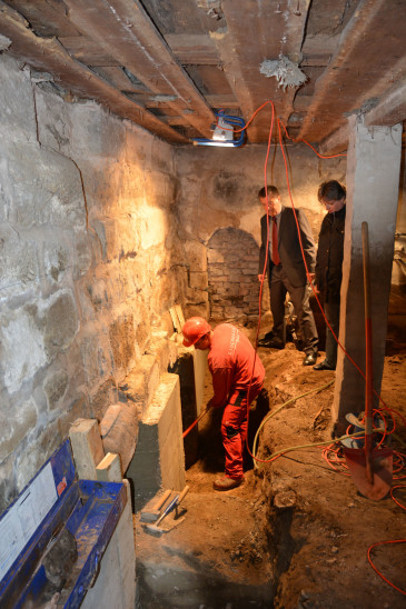 Derzeit werden die Grundmauern auf ein festes Fundament gesetzt. Das erfordert Erfahrung und Können der Bauarbeiter.