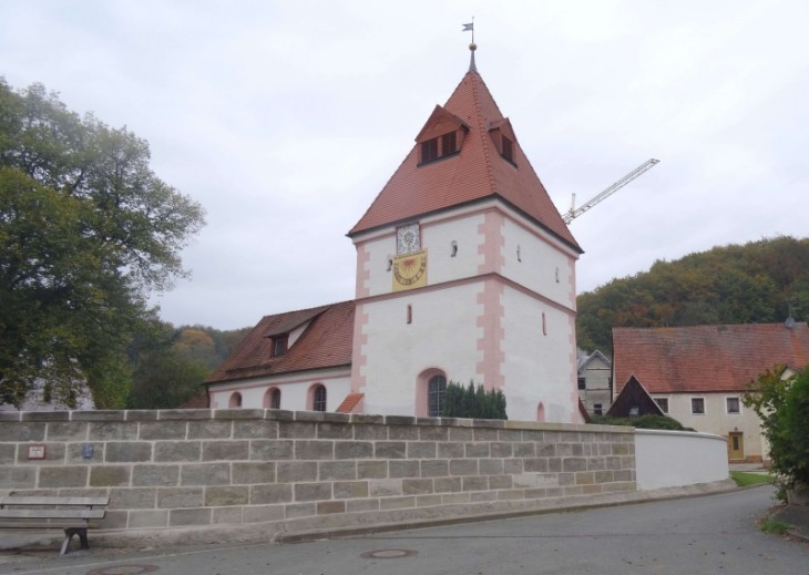 Die sanierte Friedhofsmauer um den Friedhof und die Kirche in Alfalter. Foto: S. Fuchs