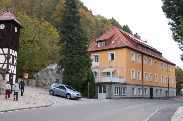 Das Anwesen in der Pegnitztalstraße 12 in Rupprechtstegen, der ehemalige Gasthof Baumann, soll ab Mai 2015 als Herberge für rund 50 Asylbewerber dienen. Foto: A. Tauber