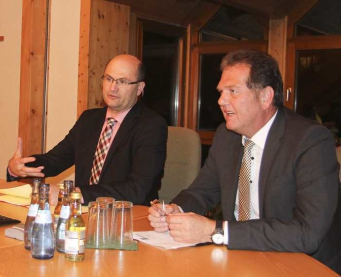 Finanz-Staatssekretär Herbert Füracker warb in Burgthann für eine Beteiligung der Kommunen am Breitband-Förderprogramm des Freistaats: „Diese Investition wird sich als eine der lohnendsten herausstellen, die sie je gemacht haben. “ Auf Einladung des Gemeindetags-Kreisvorsitzenden Heinz Meyer war Füracker ins Burgthanner Rathaus gekommen. Foto: Blinten