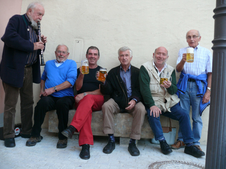 Das Foto zeigt Schorsch Hutzler (Zweiter von links), neben ihm Helmut Süß, Phil Sittenham und Paul Graf