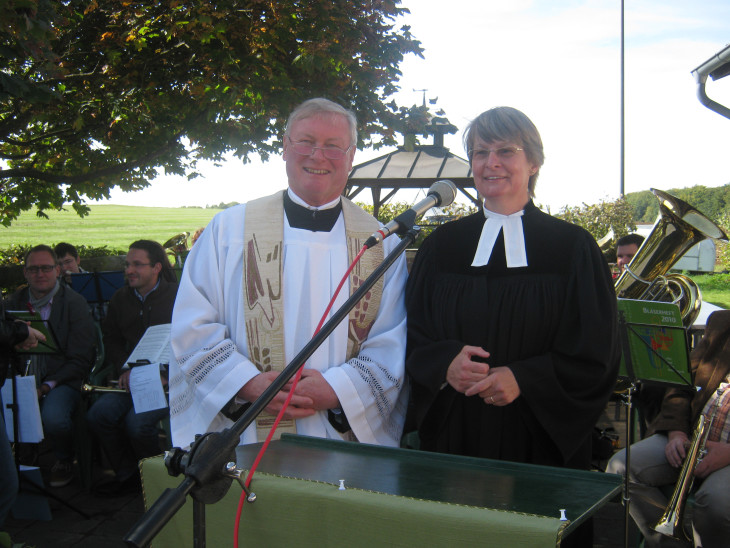 Pferrerin Barbara Overmann und Pfarrer Albert Börschlein kamen zum Freiluftgottesdienst nach Stöckelsberg.
