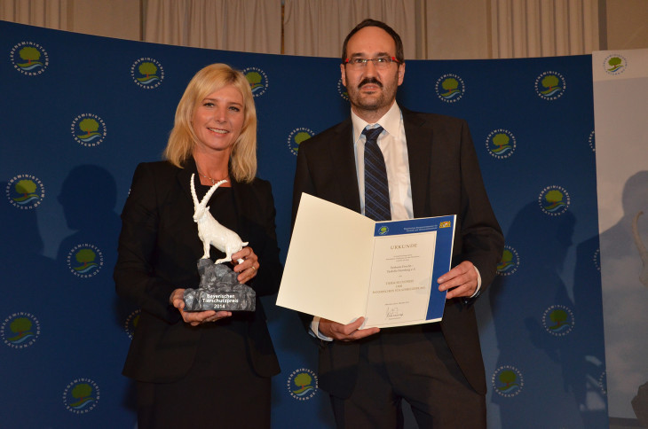 „Tolle Auszeichnung und große Ehre“: Stellvertretend für das Tierheim Feucht erhält Herbert Sauerer aus den Händen von Ulrike Scharf den Bayerischen Tierschutzpreis 2014. Foto: Bayerisches Umweltministerium