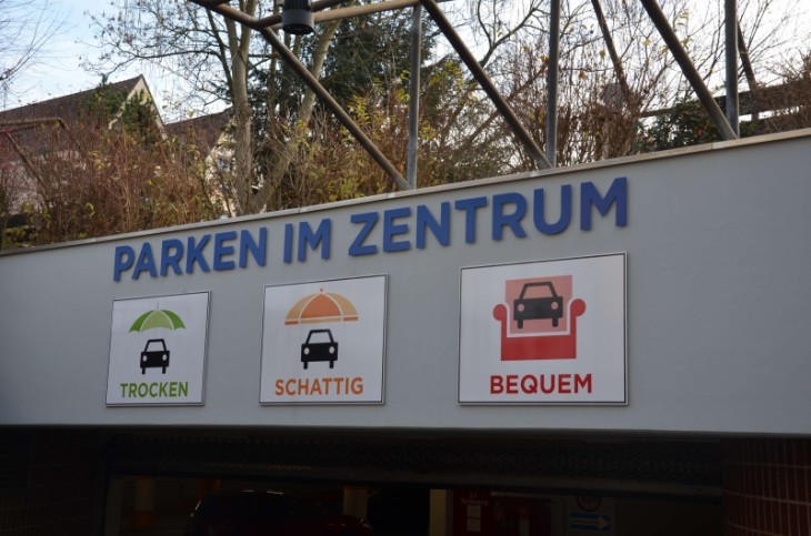 Am Eingang zur Tiefgarage am Lohweg steht schon seit der Sanierung im Vorjahr „Parken im Zentrum“. Foto: K. Porta