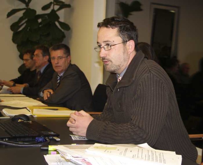 Dr. Alexander Blöchl (rechts) bei seinem Vortrag im Stadtrat, links Bürgermeister Erich Odörfer und Vertreter der Verwaltungsspitze. Foto: Spandler