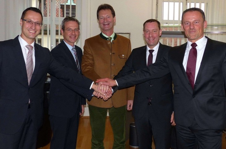 Harald Kiesl, Robert Ilg, Michael Gammel, Armin Kroder und Harald Günzrodt besiegelten die Zusammenarbeit beim Fernwärmenetz. Foto: J. Ruppert