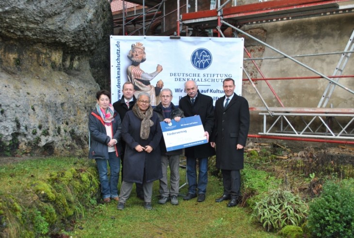 Setzen sich für die Burg Hohenstein ein: Lothar Grimm (2. v. r. ), Georg (Mitte) und Gertraud (links) Maul vom Verschönerungsverein, Landrat Armin Kroder (rechts), Bürgermeister Klaus Albrecht (2. v. l. ) und Architektin Marisia Conn (3. v. l. ). Foto: D. Heinz