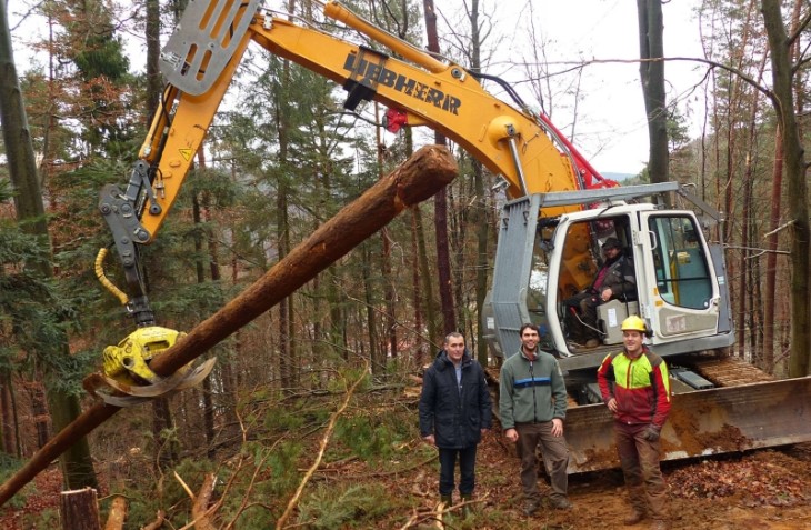 Bürgermeister Bernd Bogner, Forst-Revierleiter Tobias Vorwieger und Forst-Unternehmer Jonas Stielper schauten sich das Wald-Auslichten mit dem Seilbagger an. Foto: J. Ruppert