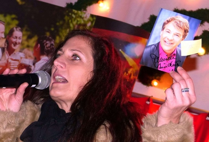 Egal ob eine Bowleschüssel oder eine Patrick-Lindner-Autogrammkarte (Bild), die HZ-Volontärin Stefanie Camin brachte wortgewandt und charmant alles an die Bieter. Foto: J. Ruppert