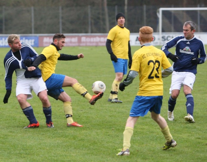 Manuel Hofmann (links) vom SV Neuhaus II im Zweikampf mit Ardian Nazifi vom SC Eschenbach. Foto: A. Tauber