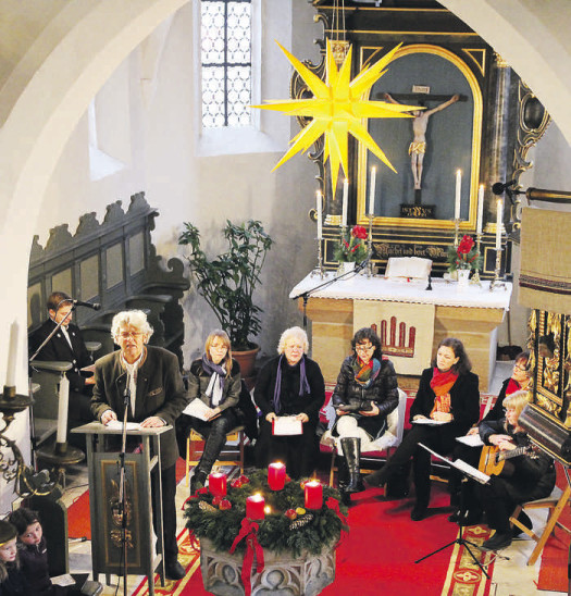 Bei der Rückersdorfer Weihnacht kombiniert Günter Hessenauer (2. v. links) Traditionelles und Aktuelles in Mundart. Foto: Kohl