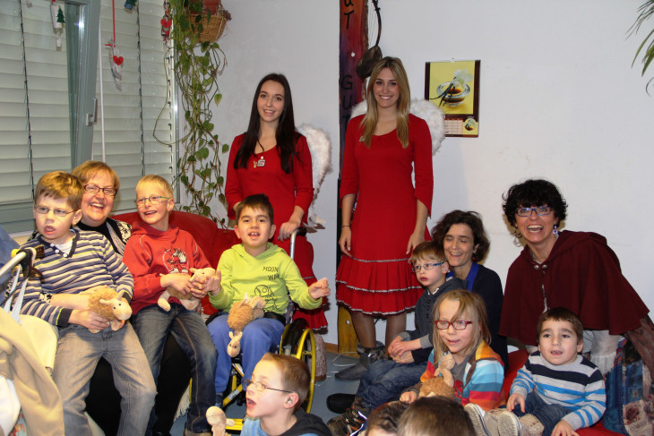 Die Roten Engel luden ein zum Sparkasse Nürnberg-Kulturadvent: Erzählkünstlerin Andrea Gonze (rechts mit Umhang) entführte die Kinder des Altdorfer Wichernhauses in die Welt der Märchen und der Phantasie. Foto: SN