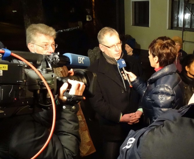 BR-Reporterin Constanze Schulze interviewte EKHK Norbert Ditzel, daneben steht Bürgermeister Volker Herzog (links). Foto: S. Fuchs