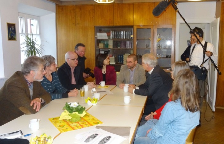 Bürgermeister Volker Herzog, Kindergartenleiterin Petra Kuich, ZDF-Redakteur Peter Schmidt, ZDF-Kameramann, Pfarrerehepaar Julia und Björn Schukat, Regionalbischof Stefan Ark Nitsche, Gemeinderätin Brigitte Leimberger und Asylsozialberaterin Luisa Rafalski. Foto: S. Fuchs