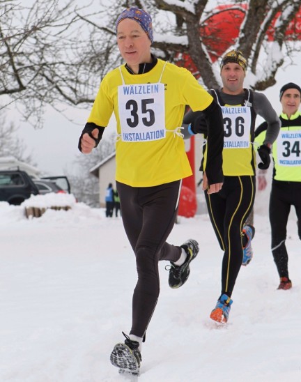 In Dreierteams wird beim Prellsteinrennen gelaufen. Foto: D. Decombe