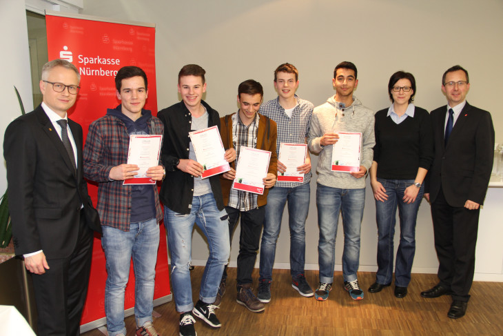 Die „Spekulatius“-Jungs bei der Siegerehrung mit Lehrerin Barbara Titze (2. v.r.), Michael Kläver, stellvertretendes Vorstandsmitglied der Sparkasse Nürnberg (l.), sowie Thomas Häußler, Leiter der Sparkassen-Geschäftsstelle Röthenbach.