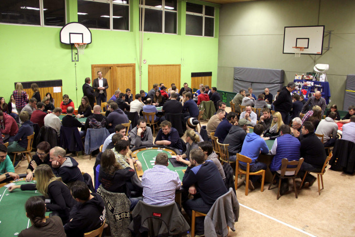 Die Massen drängten sich an den Tischen beim Pokerturnier. Foto: C. Skiefe