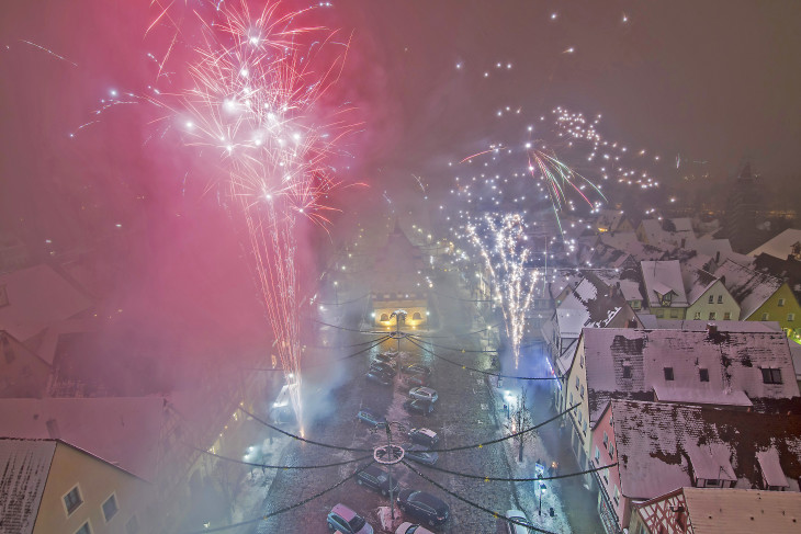 So verraucht und neblig war es in der Silvesternacht 2014/2015 nur wenigen Minuten nach Mitternacht am Laufer Marktplatz. Auch dieses Jahr wird dort wieder eifrig geböllert werden.