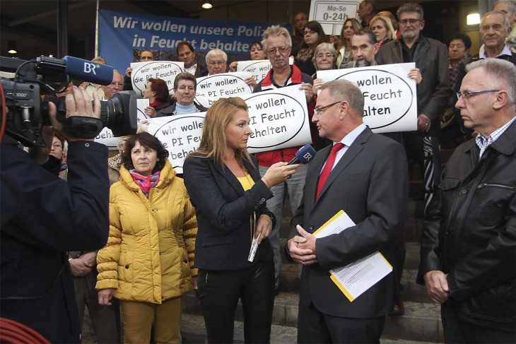 Als das Polizeipräsidium im Oktober in der Feuchter Reichswaldhalle über die Organisationspläne für Feucht informierte, demonstirerten zuvor zahlreiche Bürger für den Erhalt der hiesigen Inspektion. Der Bayerische Rundfunk berichtete und brachte Interviews mit der 2. Feuchter Bürgermeisterin Katharina von Kleinsorgen und dem Schwarzenbrucker Bürgermeister Bernd Ernstberger. Foto: Blinten