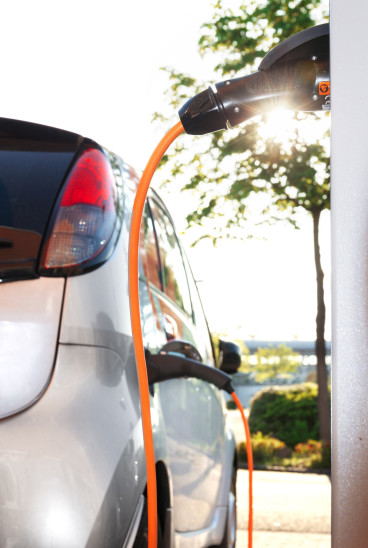 Ein Elektroauto an einer Ladestation: Vielleicht bald ein gängiges Bild im Nürnberger Land? Die Kreisräte wollen sich mit dem Thema intensiv beschäftigen und ein Konzept zum sogenannten Carsharing von Elektrofahrzeugen prüfen. Foto: fotolia